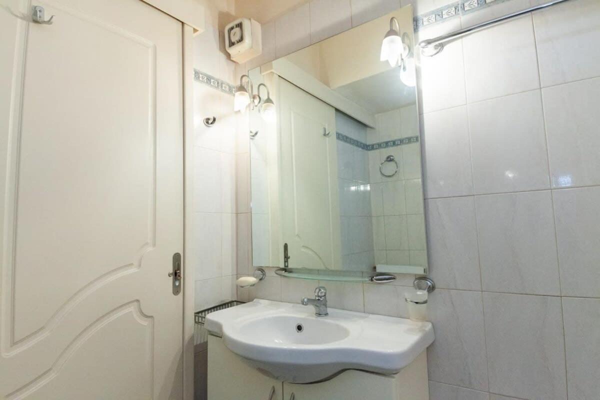Scenic Balcony Apt In Vibrant Petralona Athena Bagian luar foto