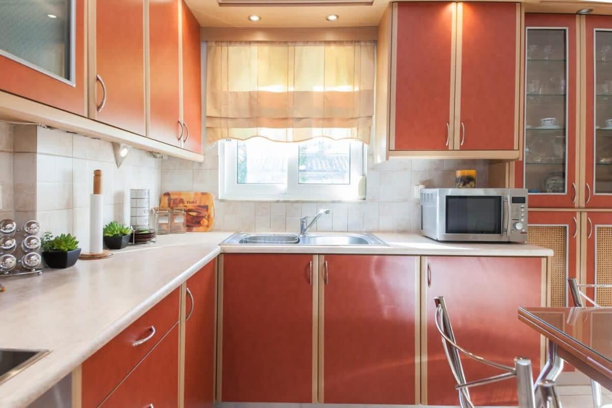 Scenic Balcony Apt In Vibrant Petralona Athena Bagian luar foto
